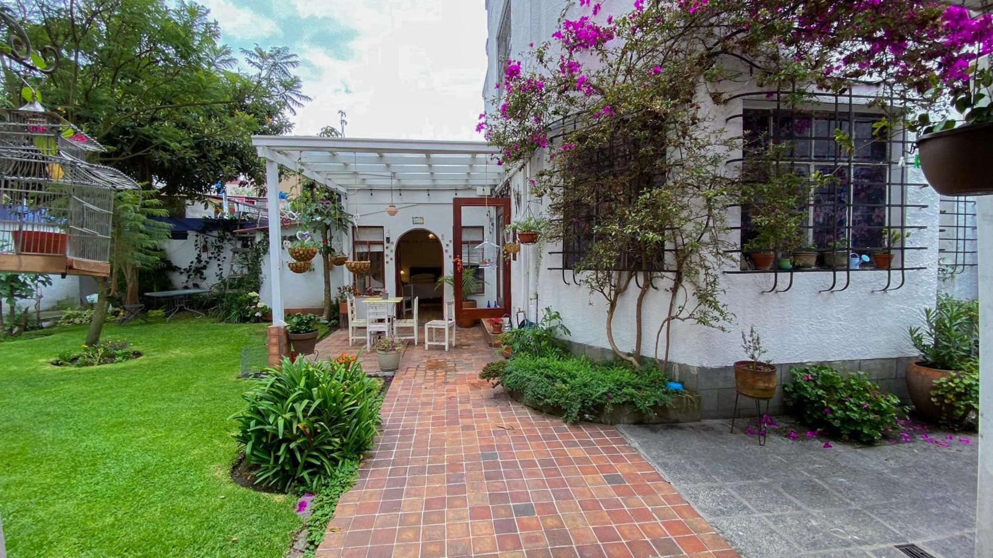 Sakti Hostal B&B Quito Exterior photo