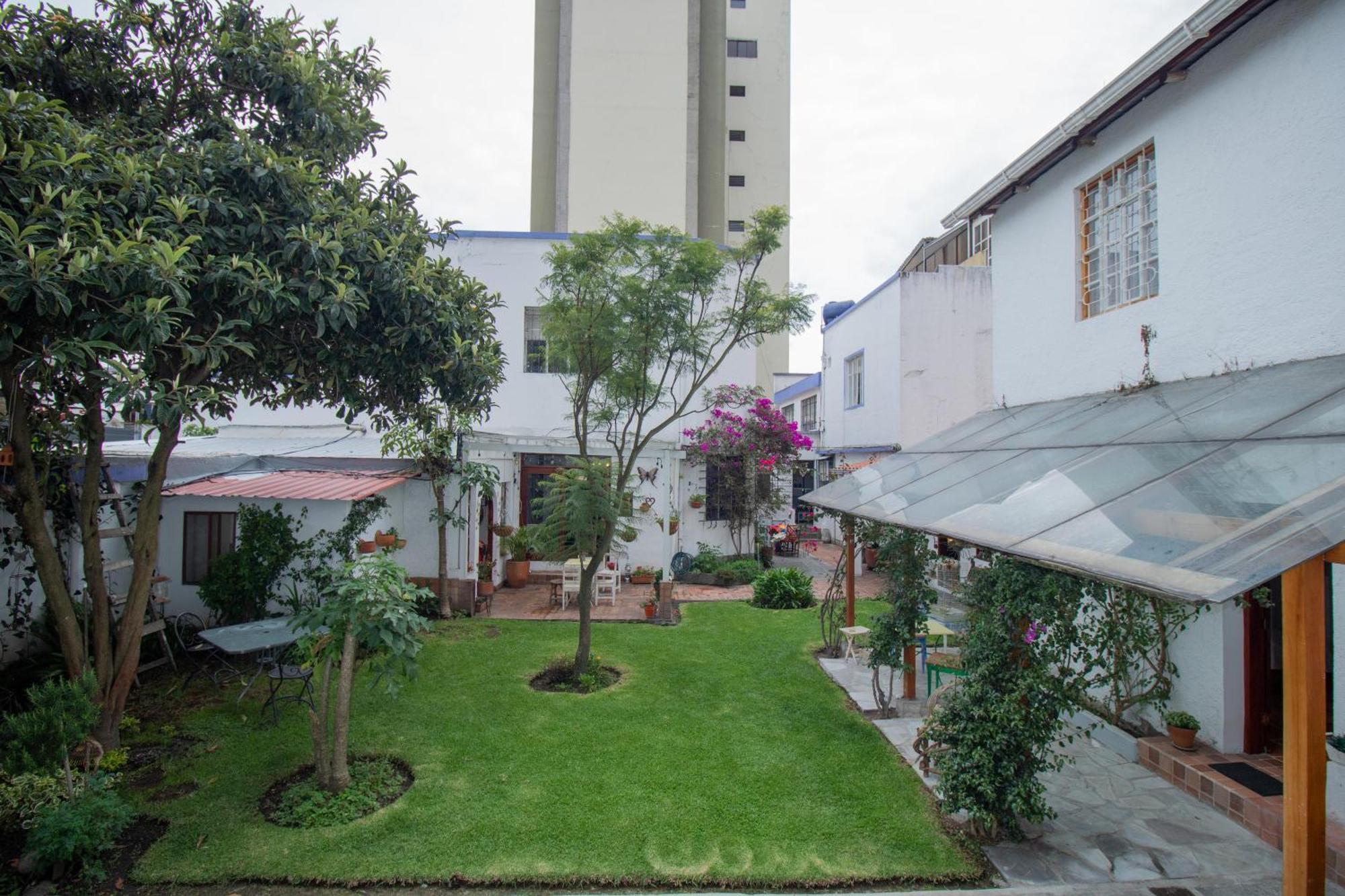 Sakti Hostal B&B Quito Exterior photo